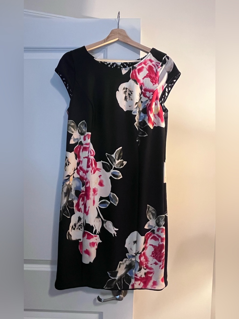 Reversible Black Floral Ponte Cap-Sleeve Shift Dress - White House Black Market